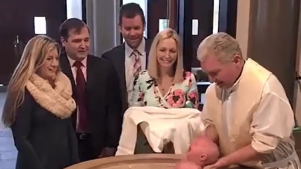 Oeps: ietwat onhandige priester laat baby uit zijn handen glippen tijdens doop